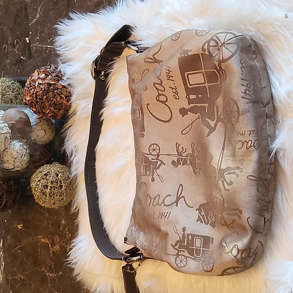 Coach Hobo style bag. Good used condition - Picture 6 of 7